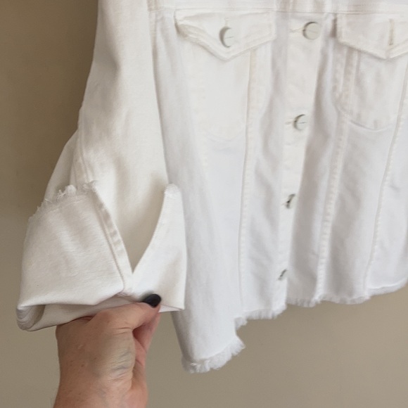 Cotton and spandex fitted, cropped, raw hem 3/4 sleeve denim jacket. - Picture 3 of 8